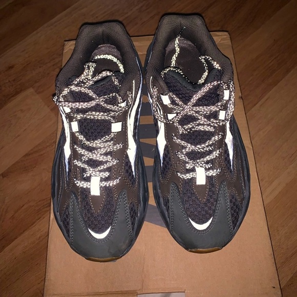Adidas Yeezy Boost 700 V2 Geode 7.5 Womens - Picture 3 of 9